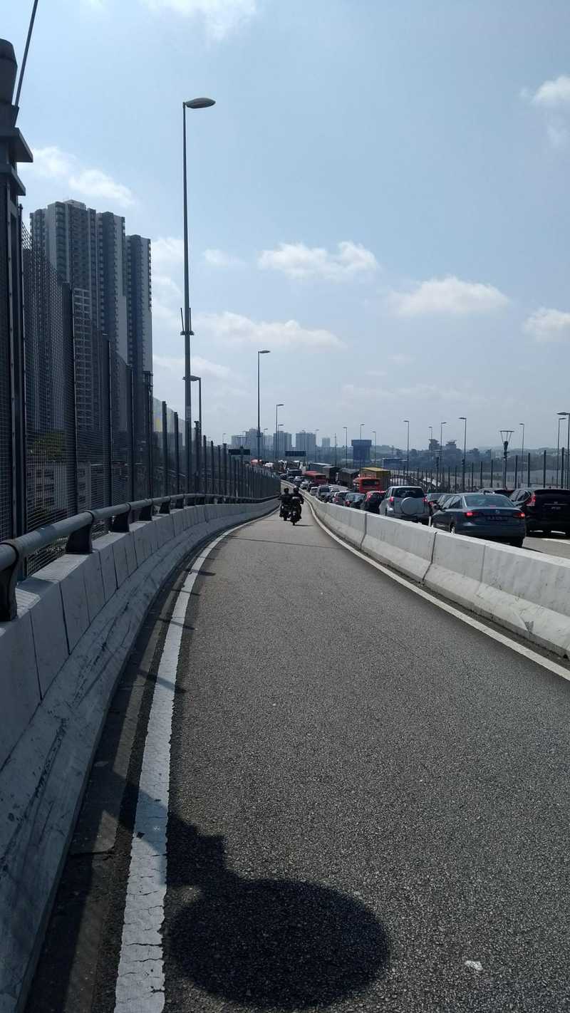 (Motor)bike lane on the causeway
